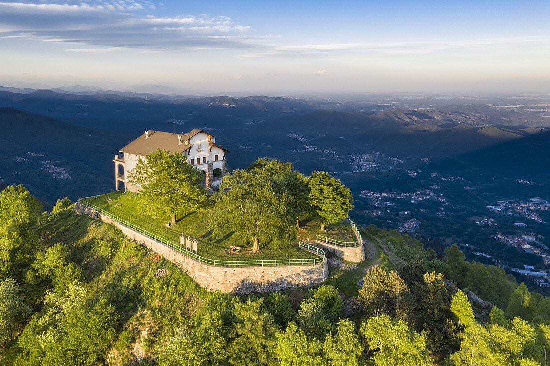 Sonnenaufgang aus dem Heiligtum von San Bernardo im Naturgebiet Oasi Zegna (Valdilana, Provinz Biella, Piemont, Italien, Europa)