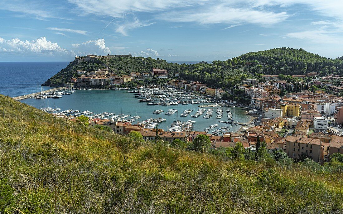 Die Bucht von Porto Ercole von der Festung Filippo aus gesehen. Porto Ercole, Grosseto, Toskana, Italien, Europa