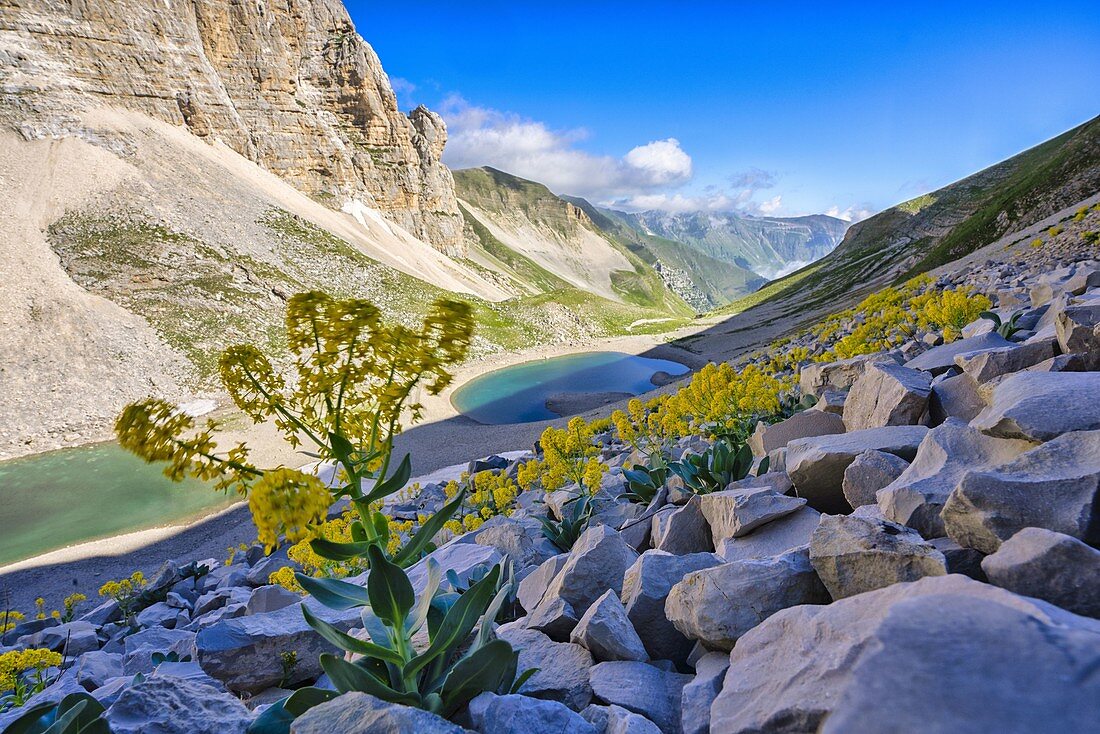 Italien, Umbrien, Sibillini-Gebirge, Berg Vettore, Pilato-See und Berg Pizzo del Diavolo im Sommer