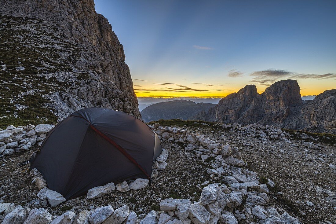 Ein Zelt an den Vajolet-Türmen während des Sonnenuntergangs, Catinaccio-Gruppe, Dolomiti di Gardena e di Fassa, Bozen, Trentino Südtirol, Italien, Südeuropa