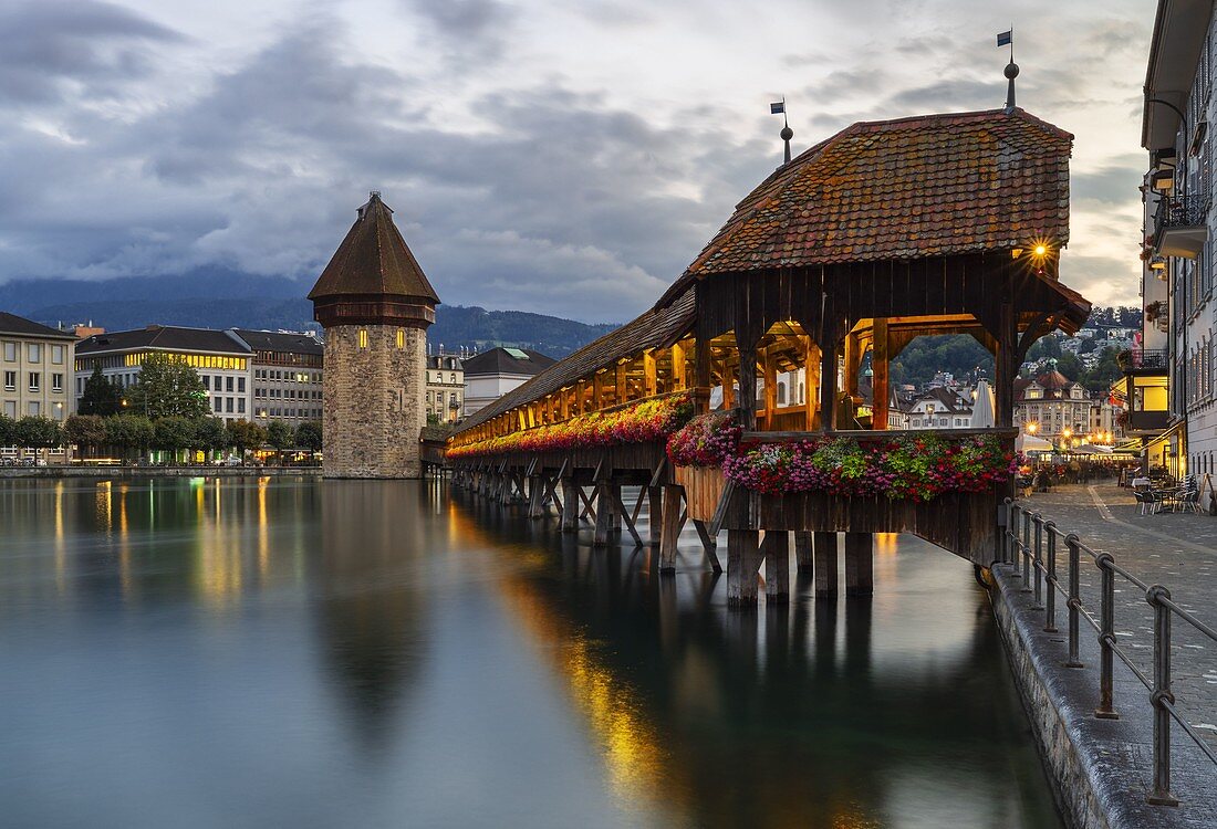 Kapellbrücke beleuchtet in der Abenddämmerung, Luzern, Kanton Luzern, Schweiz, Westeuropa