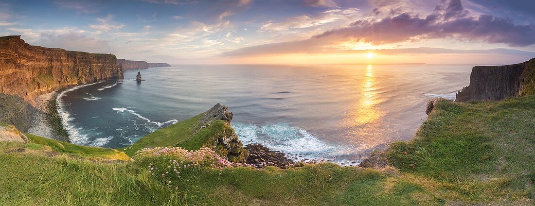 Blick auf einen Sonnenuntergang an den Cliffs of Moher. Grafschaft Clare, Provinz Munster, Irland, Europa.