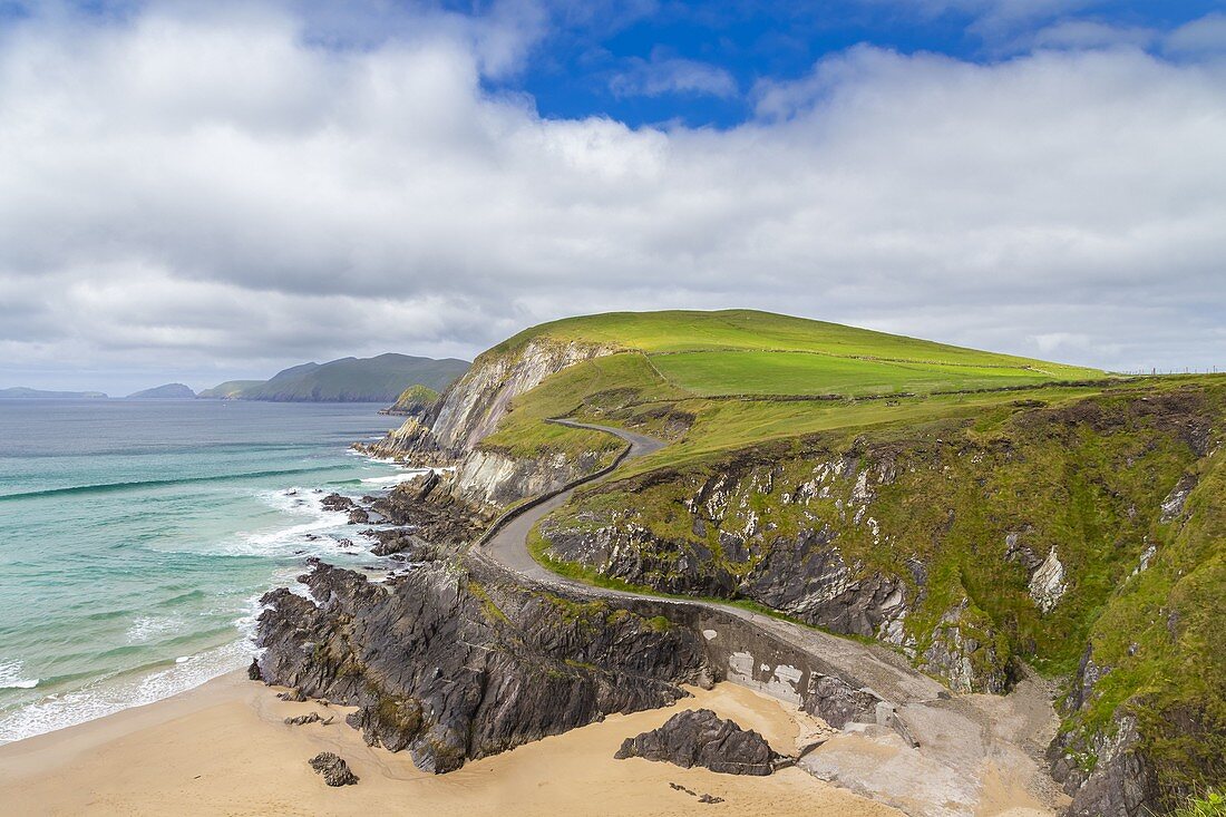 Blick auf den Strand von Coumeenoole (Slea Head). Dingle-Halbinsel, Grafschaft Kerry, Provinz Munster, Irland, Europa.