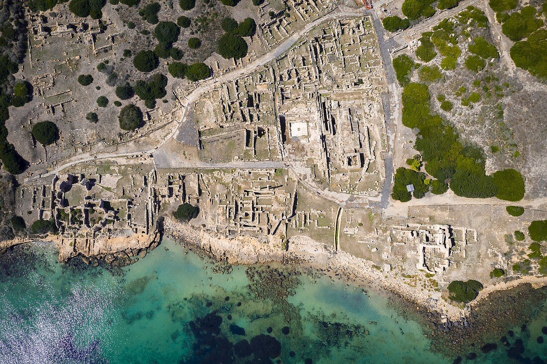 Luftaufnahme der Ruinen der alten phönizischen Stadt Tharros, Capo San Marco, Halbinsel Sinis, Cabras, Provinz Oristano, Sardinien, Italien.