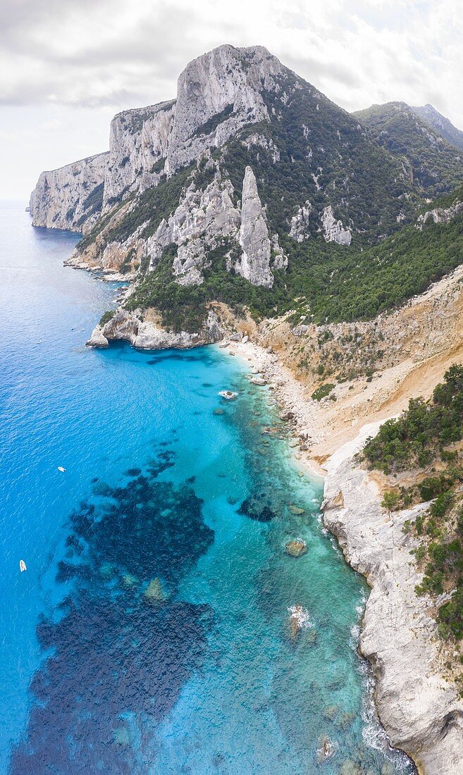 Luftaufnahme des schönsten Strandes von Sardinien, Cala Goloritzé, Golf von Orosei, Bezirk Nuoro, Ogliastra, Sardinien, Italien.