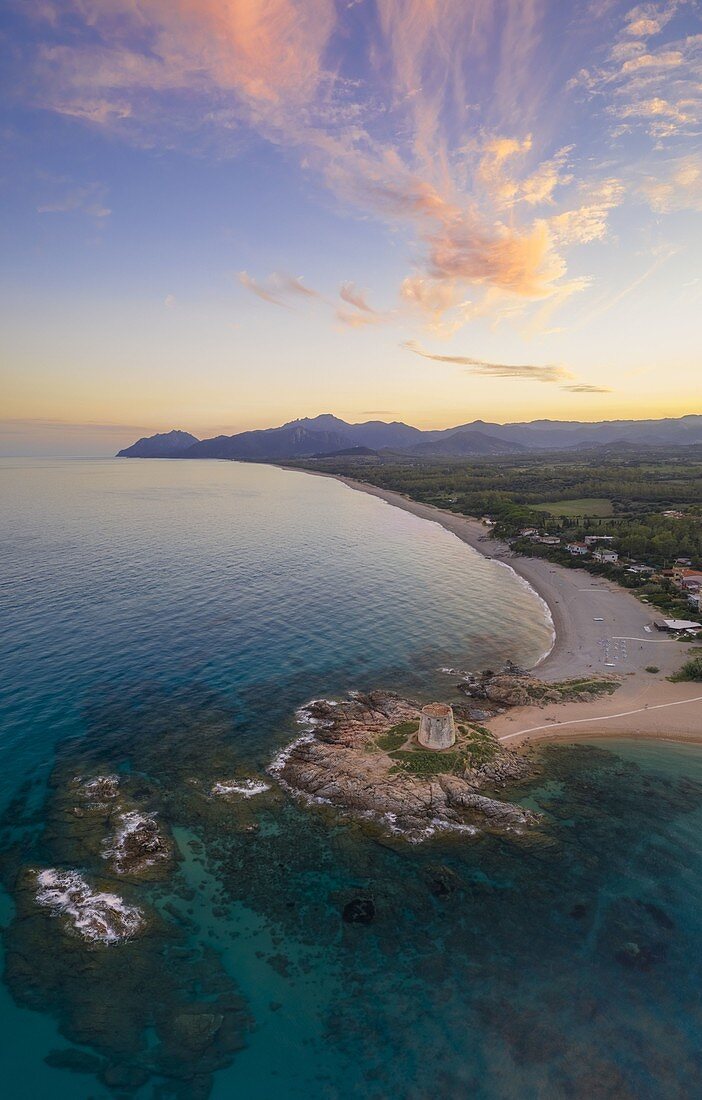 Luftaufnahme des alten Turms von Bari Sardo bei Sonnenuntergang, Nuoro Bezirk, Sardinien, Italien.