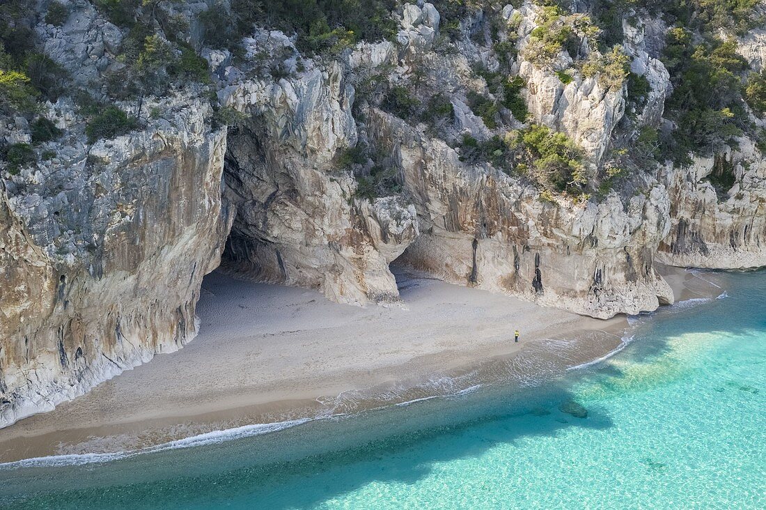 Luftaufnahme des erstaunlichen Strandes und der Höhlen von Cala Luna, Orosei Golf, Nuoro Bezirk, Ogliastra, Sardinien, Italien.