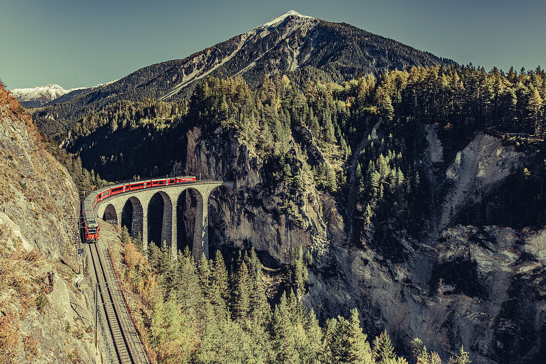 Zug am Landwasserviadukt in Graubünden, Schweiz, Europa