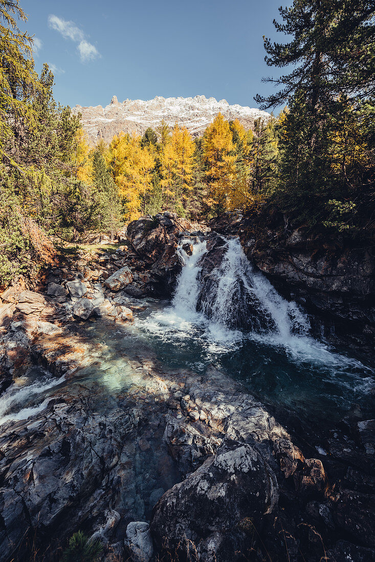 Wasserfall in der Nähe vom Morteratsch Gletscher im Engadin, Graubünden, Schweiz, Europa