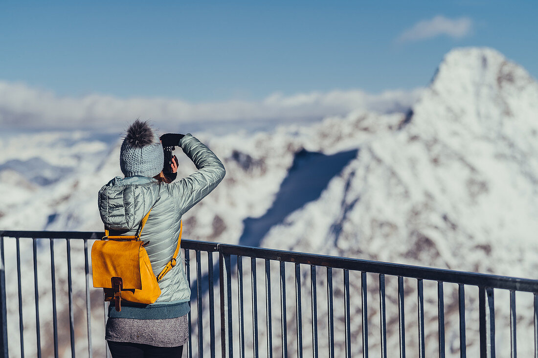 Frau mit Kamera am Corvatsch Gletscher im Engadin, Graubünden, Schweiz, Europa