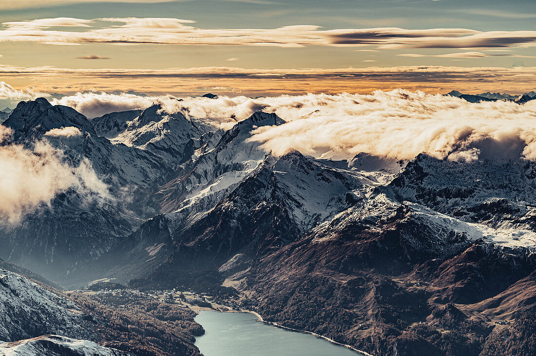 Blick auf Maloja und den Silsersee im Engadin vom Corvatsch Gletscher aus, Engadin, Graubünden, Schweiz, Europa 