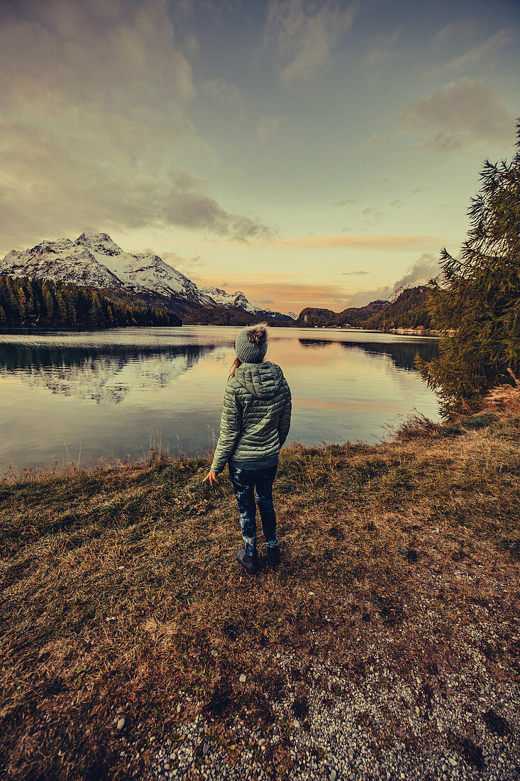 Frau bei Sonnenaufgang am Silsersee, Engadin, Graubünden, Schweiz, Europa