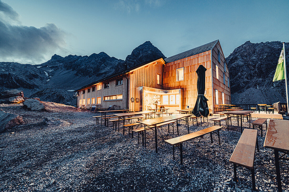 Dämmerung an der Totalphütte im Rätikon über dem Lünersee, Vorarlberg, Österreich, Europa