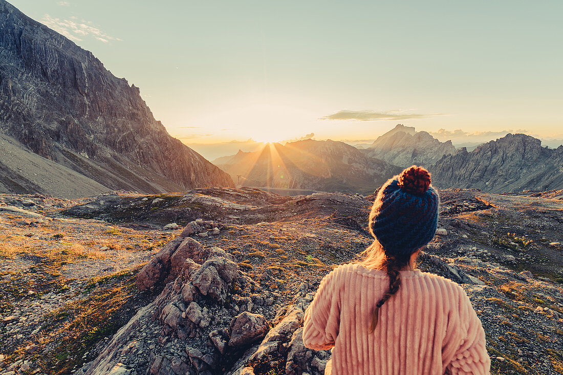 Frau genießt Sonnenaufgang in den Bergen im Rätikon, Vorarlberg, Österreich, Europa