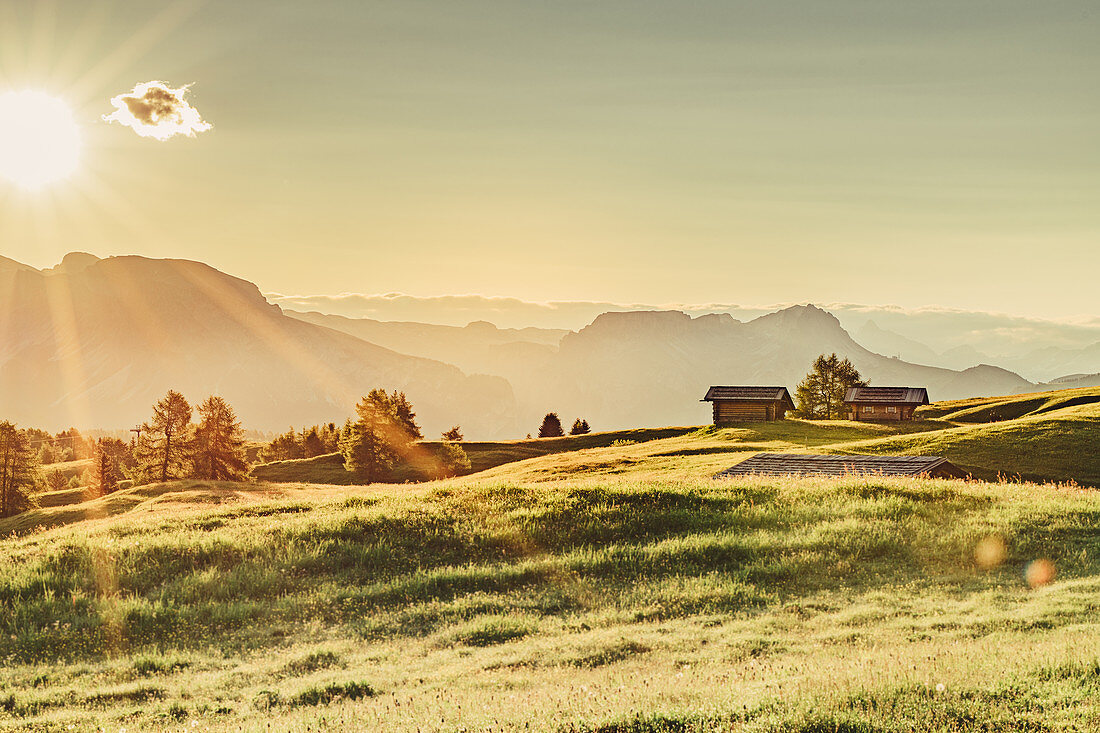 Sonnenaufgang auf der Seiser Alm in Südtirol, Italien, Europa