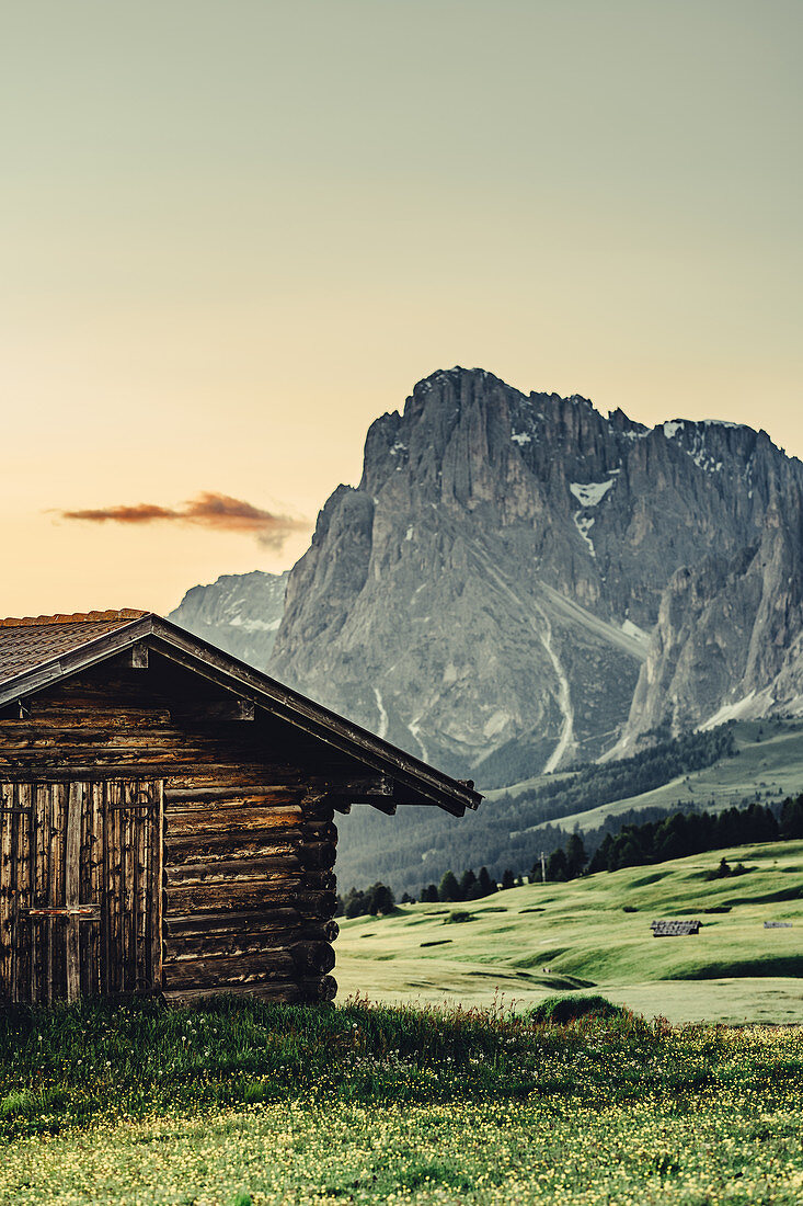 Hütte bei Sonnenaufgang auf der Seiser Alm in Südtirol, Italien, Europa