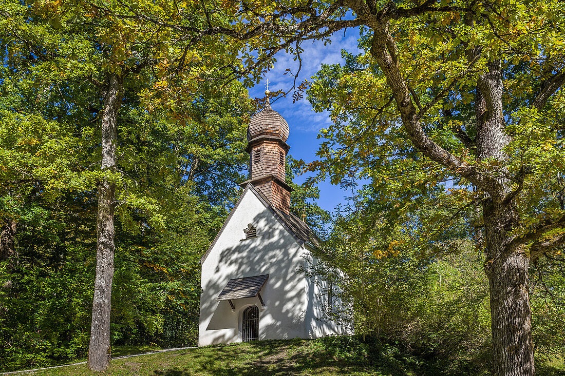 Kleine Kapelle im Park von Schloss Linderhof, Ettal, Allgäu, Bayern, Deutschland