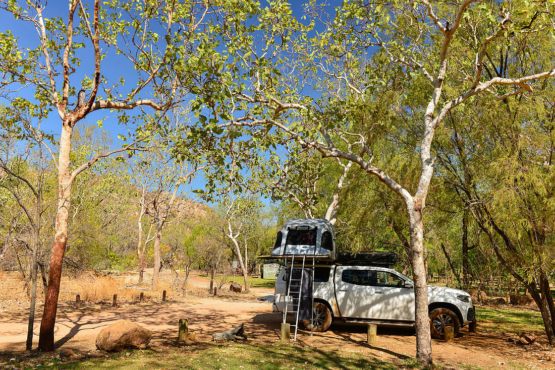 Offroad-Camper auf einem Stellplatz im Outback, bei Edith Falls, Northern Territory, Australien