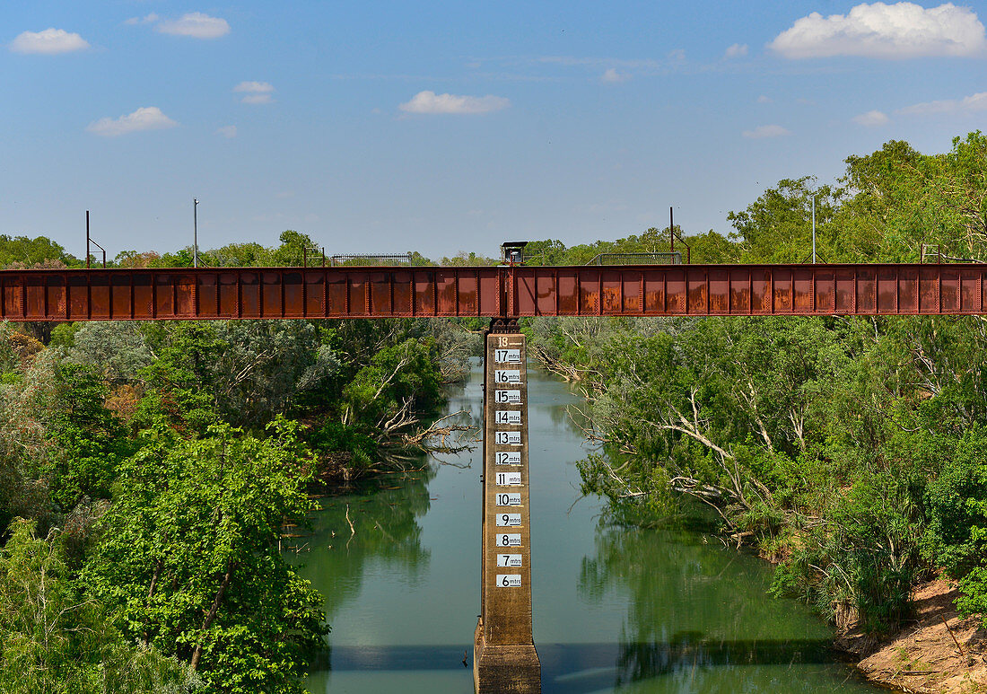 Eisenbahnbrücke über einen Fluss im Outback, Katherine, Northern Territory, Australien