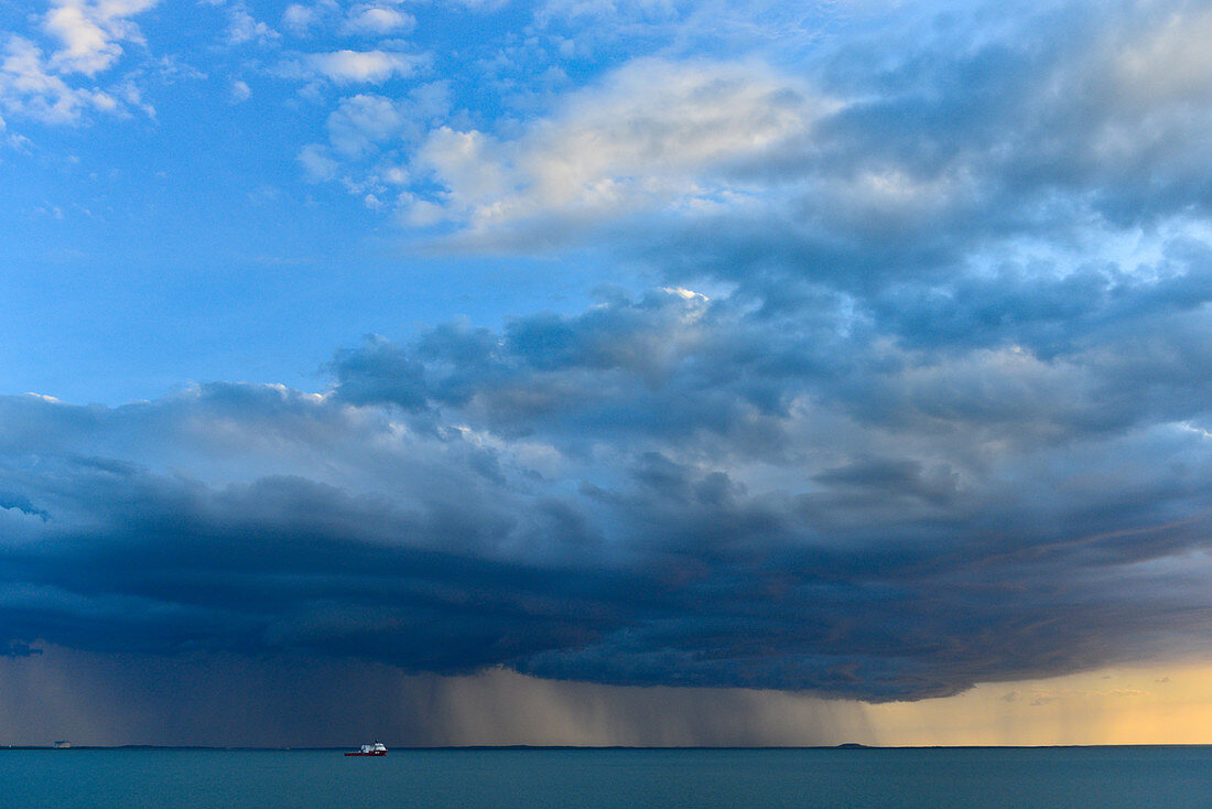 Eine Regenfront mit dunklen Wolken über dem Meer, Darwin, Northern Territory, Australien