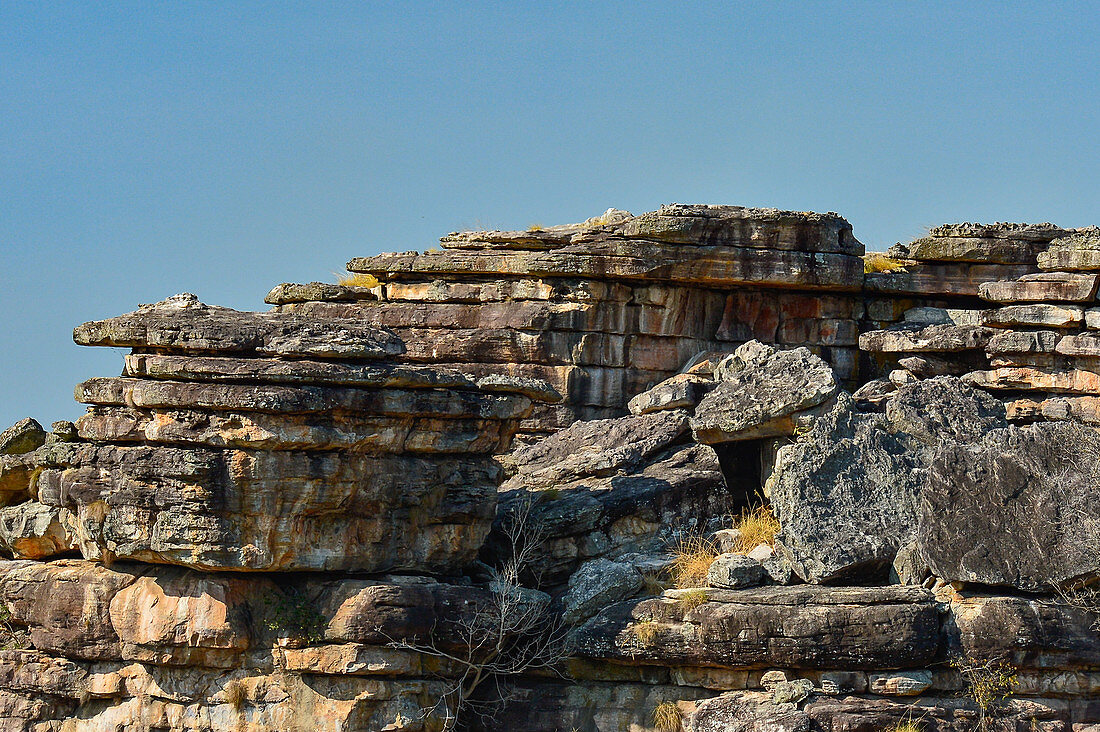 Mächtige Felsen vor blauem Himmel, Kakadu National Park, Jabiru, Northern Territory, Australien