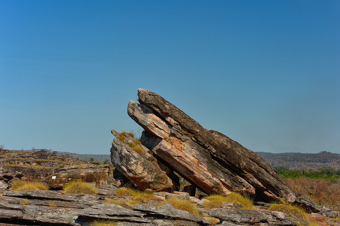 Schräg stehende Felsformation, Kakadu National Park, Jabiru, Northern Territory, Australien