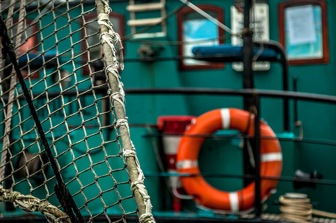 Netz und Rettungsring auf einem Fischerboot in Groningen, Niederlande