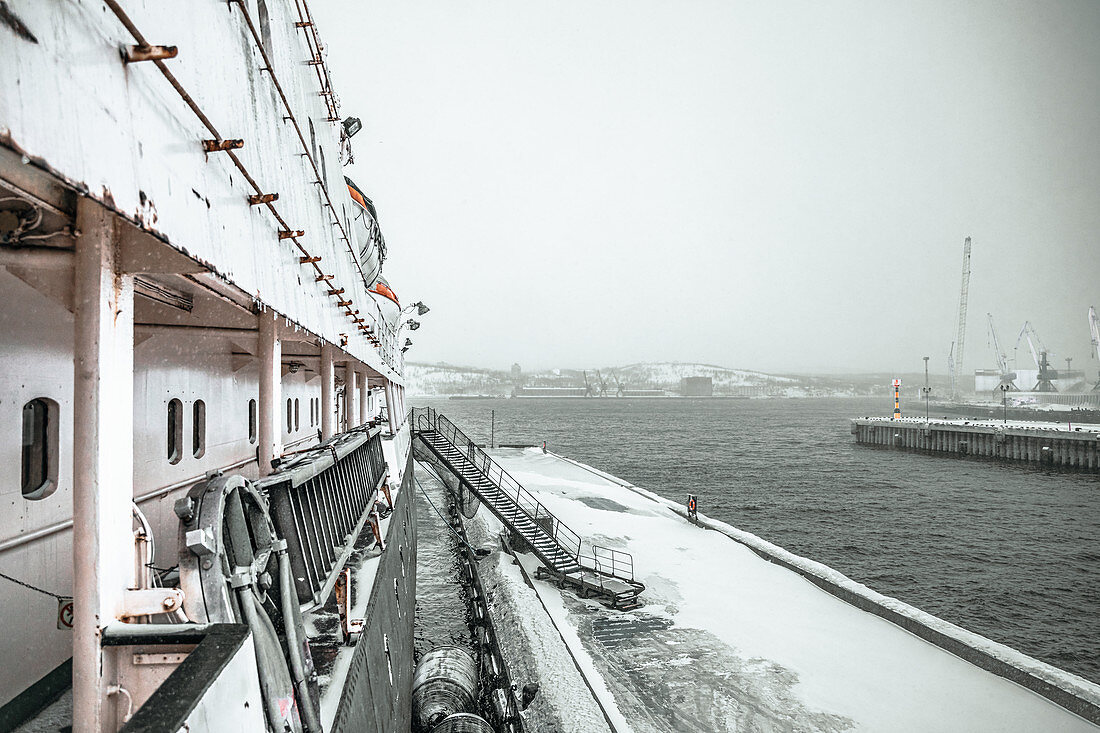 Blick auf den Hafen in Murmansk vom Eisbrecher Krassin, Russland