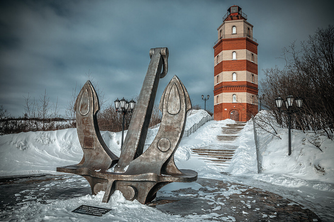 Blick auf den Leuchtturm - Gedenkstätte an die verstorbenen Seeleute in Murmansk, Russland
