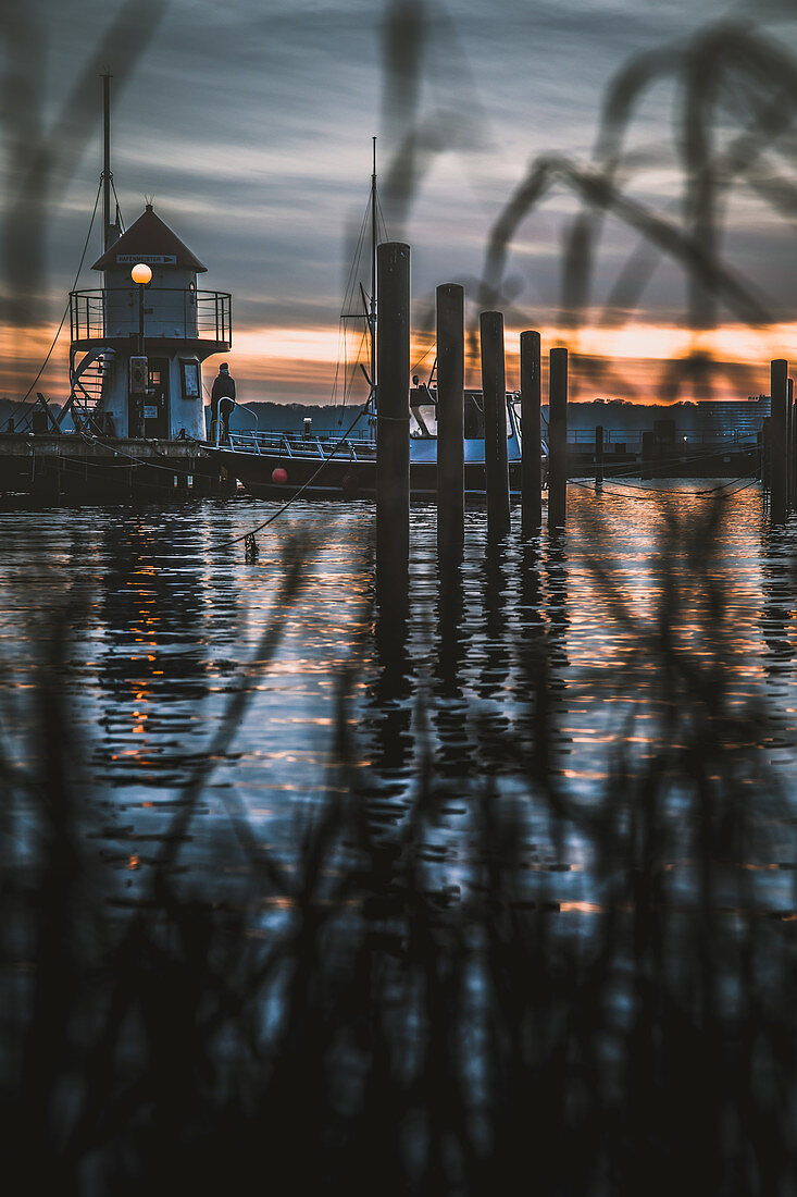 Mini-Leuchtturm am Yachthafen Mönkeberg bei Sonnenuntergang, Kiel, Deutschland