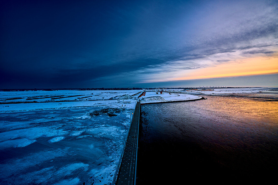 Winterlicher Sonnenuntergang an der Nordsee, Dorum, Niedersachsen, Deutschland