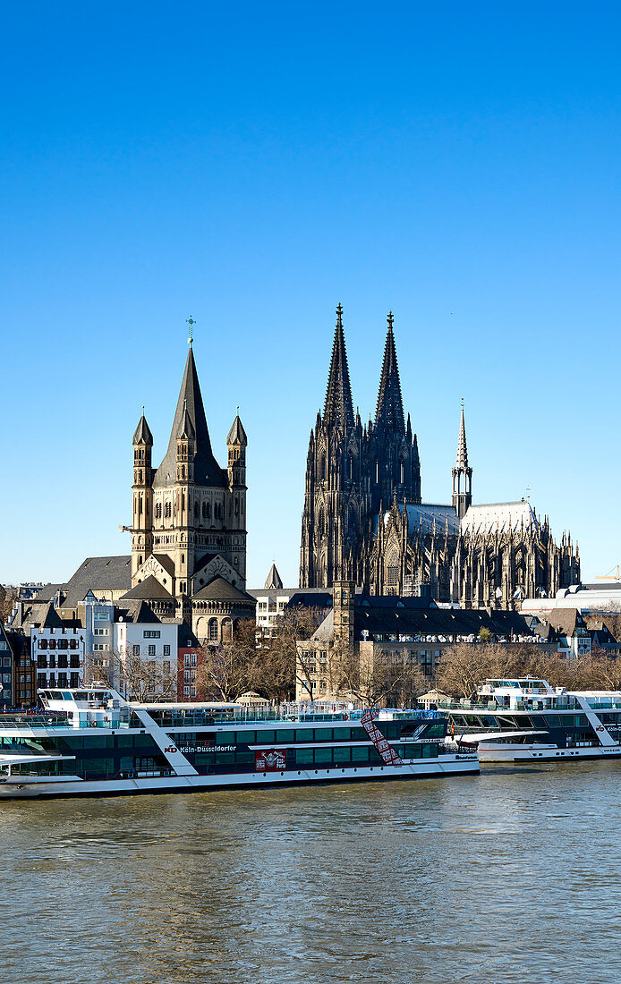 Kölner Dom und Groß St. Martin vom Rhein aus, Köln, Nordrhein-Westfalen, Deutschland