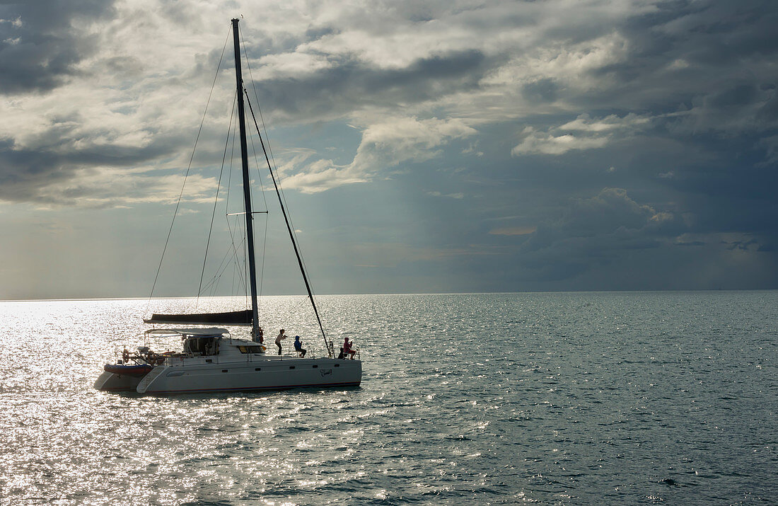 Leute auf einem Segelboot, Hervey Bay, Queensland, Australien,