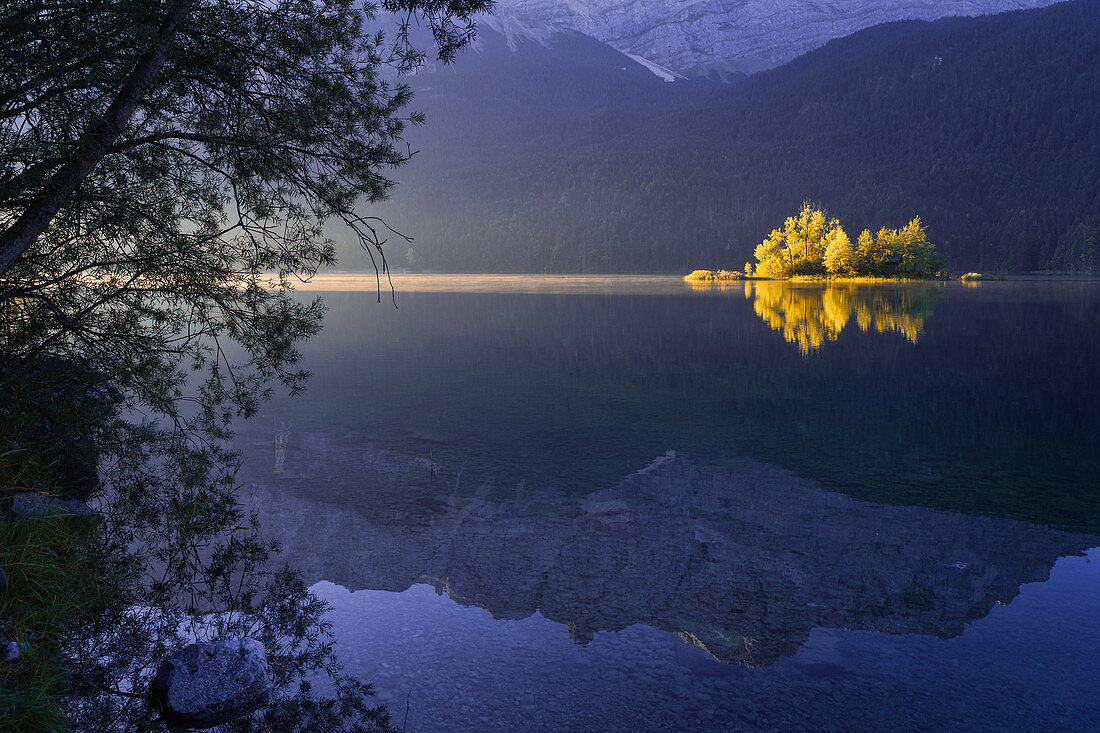 Autumn morning at the Eibsee, Grainau, Upper Bavaria, Bavaria, Germany, Europe