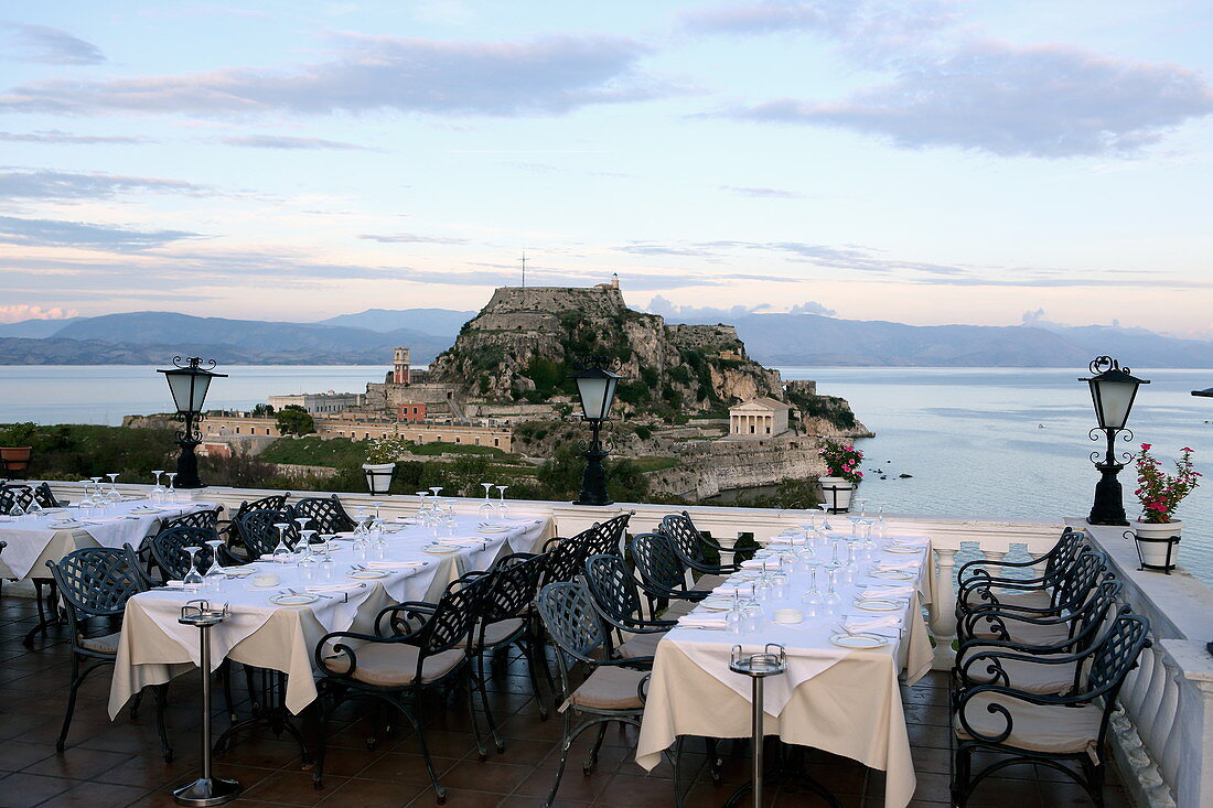 Blick von der Dachterrasse des Hotel Cavaliere auf die alte venezianische Festung, Kerkira, Korfu Stadt, Insel Korfu, Ionische Inseln, Griechenland