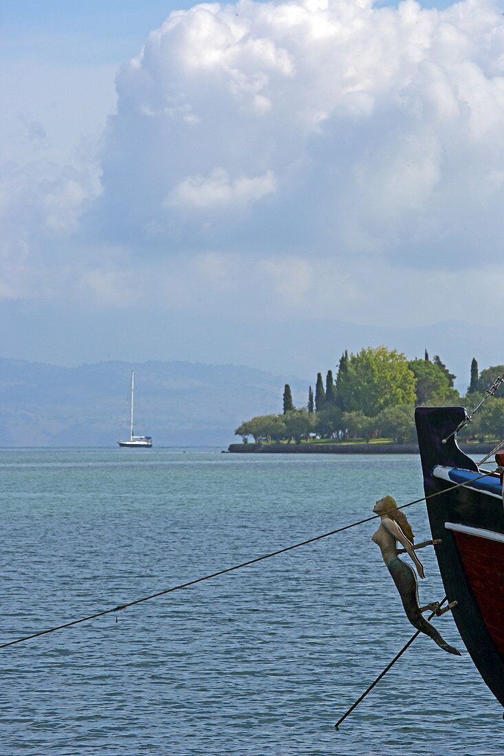 Gallionsfigur eines Ausflugsboots in Gouvia, Insel Korfu, Ionische Inseln, Griechenland