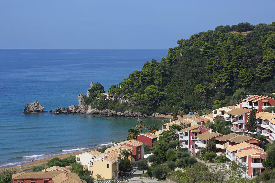 Ferienhaussiedlung am Glyfada Strand (auch Glifada Strand) liegt etwas nördlich des Ortes Pelekas am Fuß der steilen Westküste, Pelekas, Insel Korfu, Ionische Inseln, Griechenland