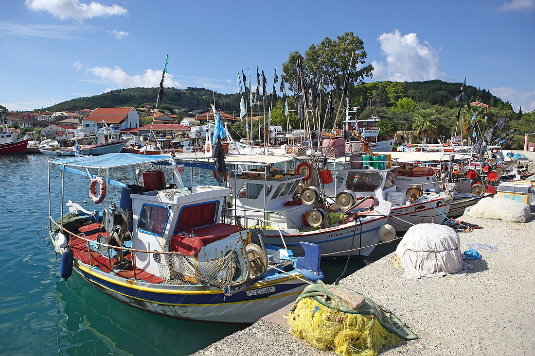 Am Hafen des Orts Petriti, an der Ostküste der Insel Korfu gelegen, Ionische Inseln, Griechenland