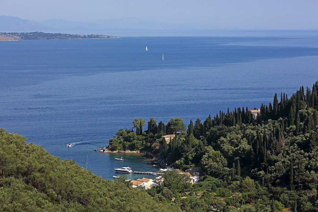 Die kleine Agni Bay an der Nordostküste der Insel Korfu gelegen ist ein beliebter Ankerplatz für Segler, Ionische Inseln, Griechenland