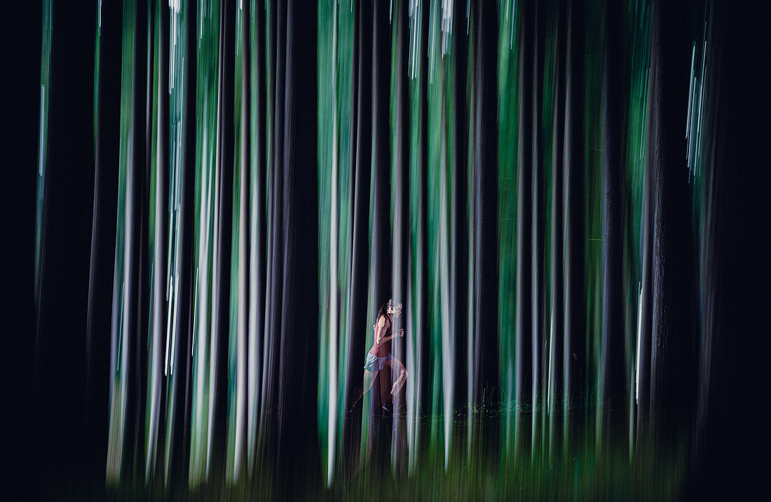 Läuferin läuft durch den Wald
