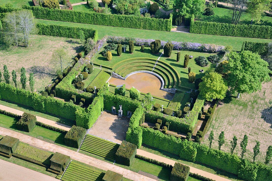 Frankreich, Eure, Le Neubourg, Schloss Château du Champ de Bataille, Schloss aus dem 17. Jahrhundert, renoviert von seinem Besitzer, dem Innenarchitekten Jacques Garcia, Mogulpavillon (Luftaufnahme)