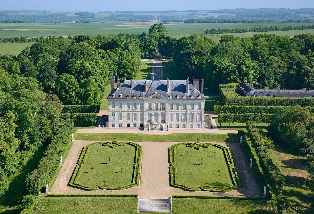 Frankreich, Val d'Oise, französischer Naturpark Vexin, Chaussy, Gut Villarceaux, Schloss des 18. Jahrhunderts (Luftaufnahme)