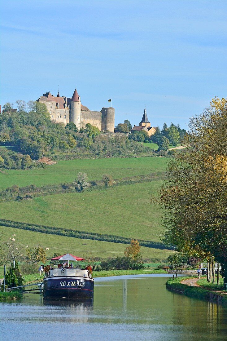 Frankreich, Côte d'Or, Lastkähne am Ufer des Burgunderkanals, Chateauneuf en Auxois