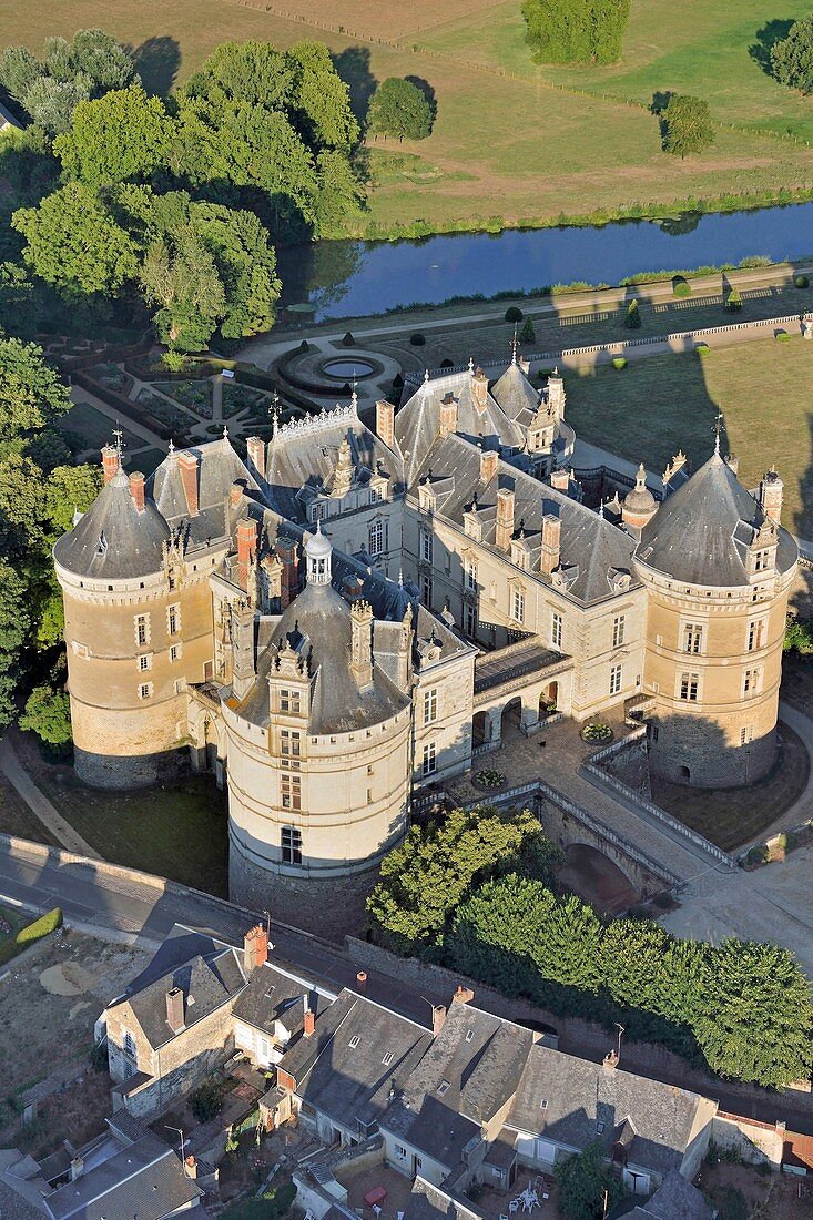 Frankreich, Sarthe, Le Lude, Burg von Le Lude, oft als eine der Burgen der Loire in den Reiseführern erwähnt (Luftaufnahme)