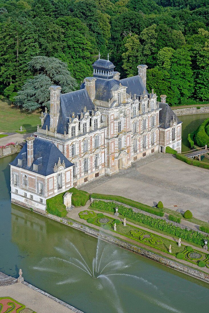 Frankreich, Eure, Château de Beaumesnil, Schloss mit typischer Louis XIII-Architektur, verwaltet von der Fürstenberg-Stiftung (Luftaufnahme)