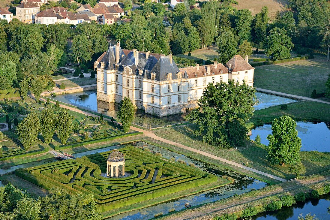 Frankreich, Saone et Loire, Cormatin, die Burg (Luftaufnahme)