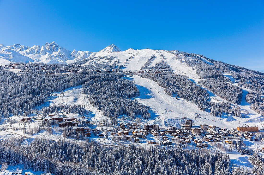 Frankreich, Savoie, Courchevel Village und Courchevel, Massiv der Vanoise, Tarentaise-Tal, Blick auf die Sommet de La Saulire (2738 m) (Luftaufnahme)