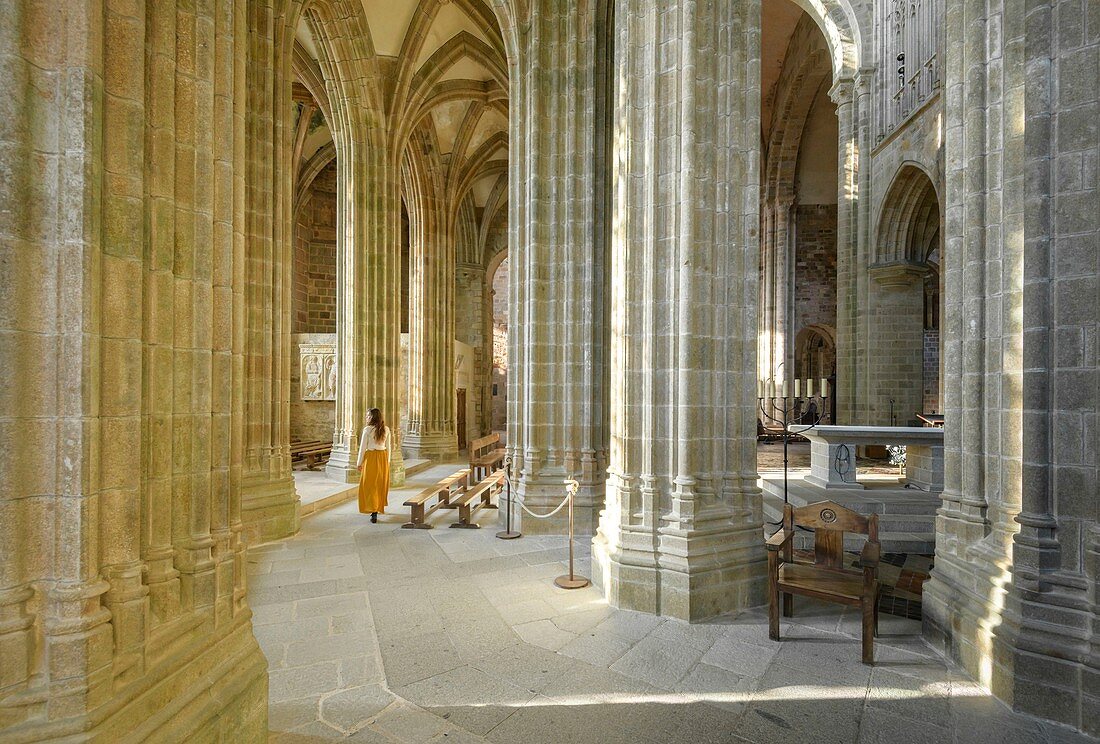 Frankreich, Manche, der Mont-Saint-Michel, junge Frau im Kircheninneren und der gotische Chor
