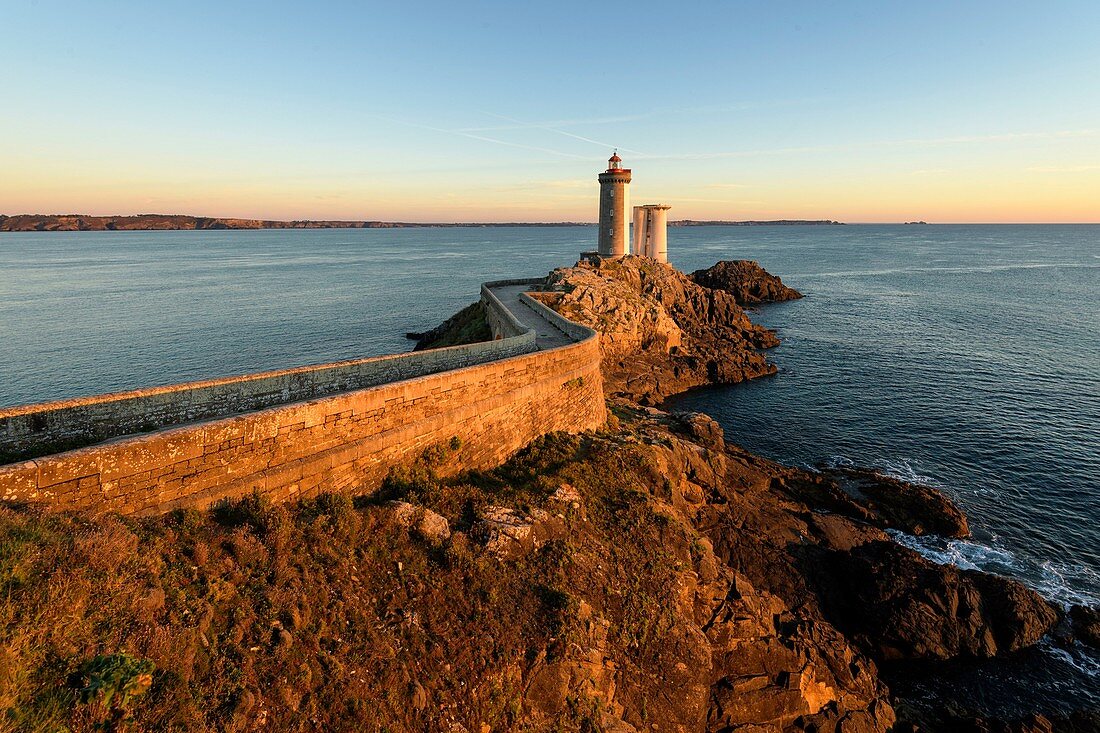 Frankreich, Finistère, der Leuchtturm des Petit Minou bei Sonnenuntergang