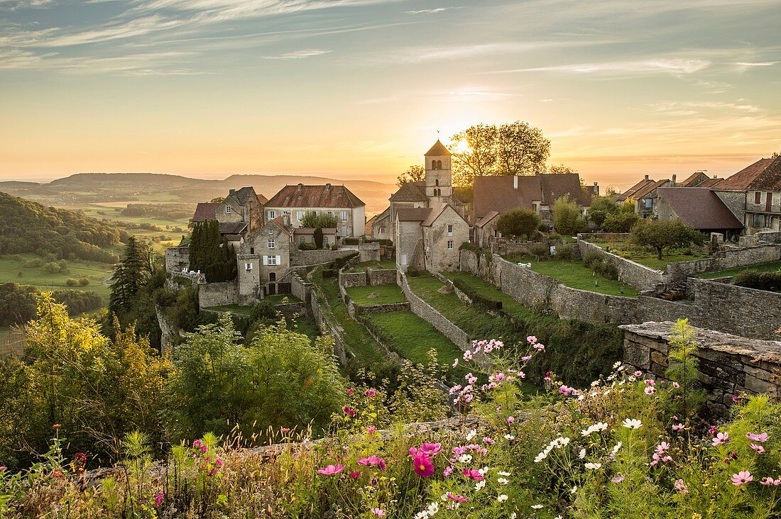 Frankreich, Jura, Château Chalon, das auf einer felsigen Landzunge eingepflanzte Dorf